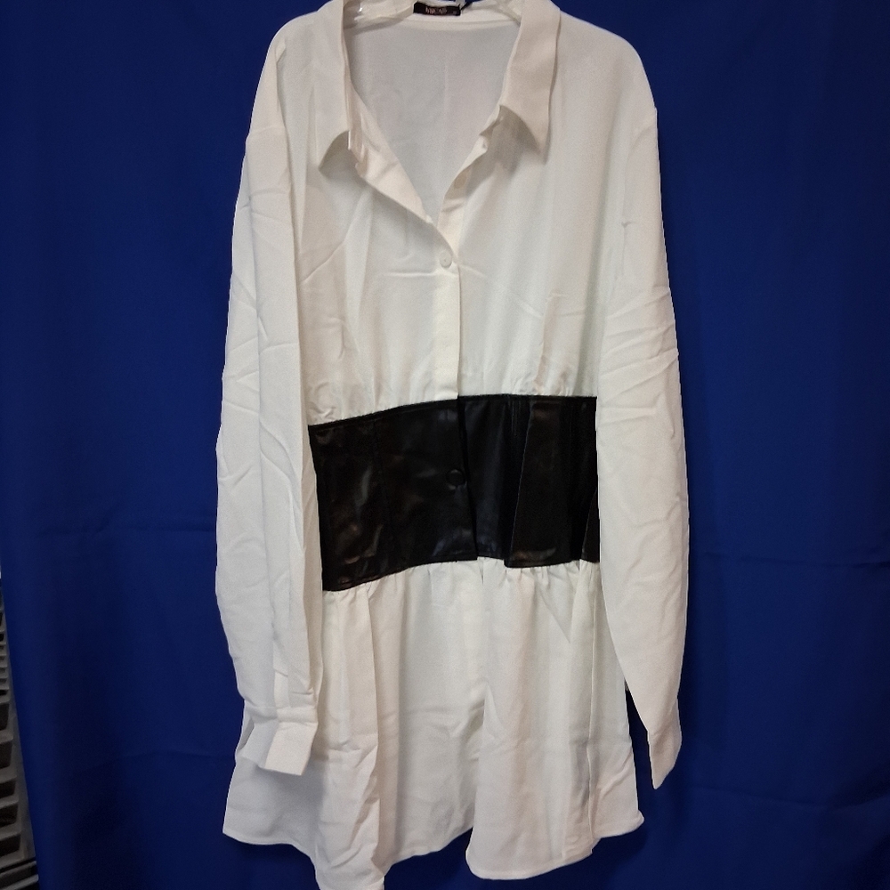 NWT Womens Micas Plus Size White Shirt/Dress with Faux Leather Black Accent 3XL
